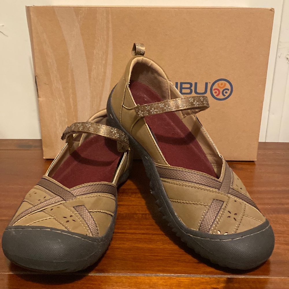 New in Box JBU Copenhagen Shoes, Taupe size 9-1/2